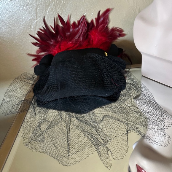 ADORABLE 1940s\' BLACK TILT HAT + RED FEATHERS & VEIL main image 7
